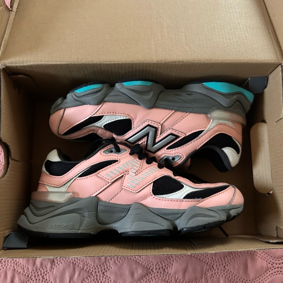 New Balance 9060 Kids size 4.5 EUC - Picture 8 of 8